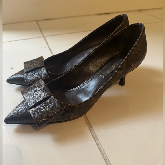 Louis Vuitton heels size 37 , great condition. - Picture 7 of 8